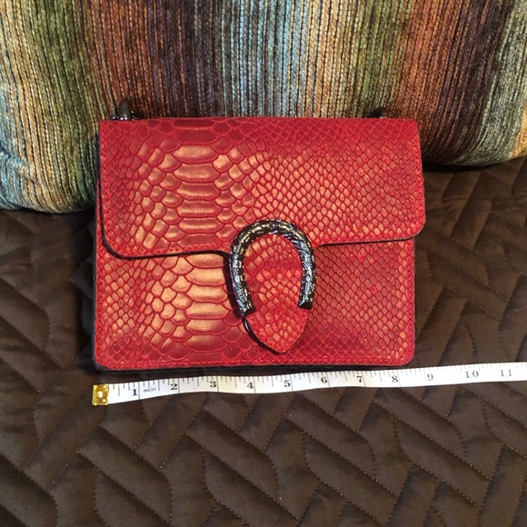 Crocodile Design RED Handbag (Paris) - Picture 12 of 14